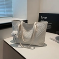 Sac cabas blanc matelassé avec texture florale et pendentif nuage pour l'automne - Avec Ornement / Blanc