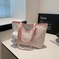 Grand sac cabas rose matelassé avec broderie florale et breloque nuage en peluche - Avec Ornement / Rose