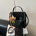 Modieuze zwarte crossbodytas met luipaardprint deksel en schattige beer hanger - Zwart met hanger