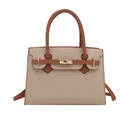 Borsa tote classica in pelle martellata beige con manici marroni e chiusura dorata - Cachi