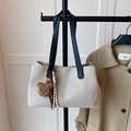Borsa tote in tela beige con manici in pelle nera e ciondolo orsetto di peluche marrone - Nero (Con Ciondolo)