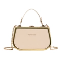Elegante borsa a mano beige con bordo in metallo dorato e tracolla a catena su fondo bianco - Kaki