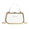 Elegante witte trapezium handtas met gouden ketting en modieuze belettering - Wit