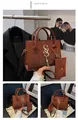 Bolso marrón con textura de cocodrilo, cierre dorado en S y tarjetero a juego - Marrón