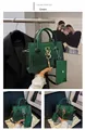 Detalle de bolso verde con textura de cocodrilo, logo S dorado y mini monedero - Verde