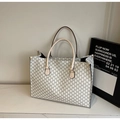 Dettaglio di una borsa shopper con monogramma M nero e accenti di rivetti in metallo - Bianco Sporco