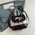 Rosa-schwarzer Ballett-Rucksack mit süßem Hasenprint, Schleife und Herzanhänger - Rosa und Schwarz