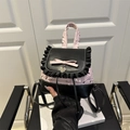 Rosa-schwarzer Spitzenrucksack mit Blumenmuster, Rüschen und einer Schleife - Rosa