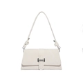 Bolso bandolera rectangular beige minimalista con textura de cuero y hebilla metálica - Blanco