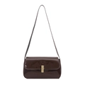 Borsa a tracolla minimalista in pelle verniciata marrone cioccolato con fibbia dorata - Marrone