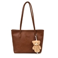 Borsa tote in ecopelle marrone con scritta FASHION e ciondolo orsetto di peluche - Marrone con Ciondolo