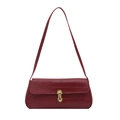 Borsa sottobraccio rosso scuro testurizzata coccodrillo con fibbia dorata e tracolla - Rosso