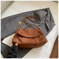 Dettaglio della borsa in pelle scamosciata marrone con catena dorata e finiture in metallo - Marrone