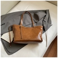 Détail d'un sac cabas marron caramel brillant avec texture cuir premium et sangles - Brun (Sans Pendentif)