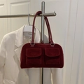 Elegante borsa a spalla in velluto bordeaux con due tasche frontali e anelli in metallo - Rosso