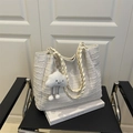 Sac fourre-tout texturé blanc avec poignée en soie et charme nuage sur une chaise - Blanc avec pendentif