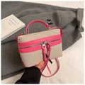 Gros plan détaillé de la garniture en cuir rose et de la toile beige du petit sac bandoulière - Rose