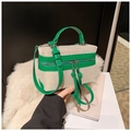 Dettaglio borsa a scatola in tela con finiture in pelle verde e doppia zip su peluche - Verde
