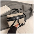 Dettaglio della borsa a scatola in tela beige con cuciture a contrasto e doppie cerniere - Nero