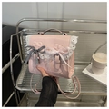 Detalle de la mochila rosa de cuero sintético con encaje blanco y lazos decorativos - Rosa