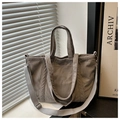 Detalle de bolso tote de pana gris marrón con bolsillo exterior y correa ancha - gris oscuro