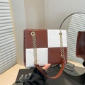 Bruin-wit geblokte crossbodytas met gouden kettingriem in moderne retro-stijl voor - koffiekleur