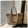 Detalle del bolso tote de pana caqui con textura gruesa y bolsillo frontal junto a la ventana - Caqui