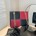 Modieuze rood-zwarte contrast schoudertas met gouden ketting en lederen handvat - Rood