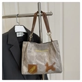 Dettaglio della borsa tote in tela grigia con manici in pelle marrone e stampa Tidal Dryness - Grigio