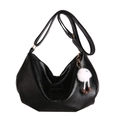 Minimalistische schwarze Hobo-Tasche in Glanzoptik mit niedlichem Plüschpuppen-Anhänger - Schwarz Mit Anhänger