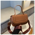 Dettaglio borsa a semicerchio marrone caramello con tracolla a contrasto rosso scuro - Marrone