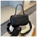 Dettaglio della borsa a tracolla in pelle nera con ampia tracolla in nylon e manico - Nero