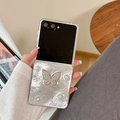 Detalle de funda Galaxy Z Flip con lámina de plata, perlas y lazo de diamantes - Mariposa de Perla (ZFlip3)