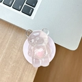 Rosa durchscheinender Bären-Handyhalter mit Herz auf einem hölzernen Schreibtisch - Magnetisches Modell / Rosa