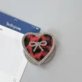 Vista detallada del soporte de móvil de corazón con estampado de leopardo, strass y un lazo - Corazón Lazo Magnético Diamantes-Leopardo Grande / Rojo