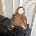 Borsa a mano marrone lucida a forma di conchiglia con tracolla e ciondolo decorativo - Con Ciondolo / Marrone