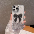 Detalle de funda transparente con purpurina y lazo de diamantes de imitación negros - Marco Galvanizado - Degradado Estrella de Brillo Alto - Lazo de Mariposa Grande - Negro / iPhone 17 Pro Max