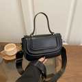 Bolso de montura negro minimalista con acabado mate y correa ancha de tela - Negro