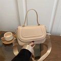 Bolso bandolera cuadrado beige con costuras onduladas y correa ancha ajustable - Caqui