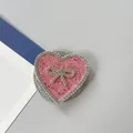 Detalle macro de soporte para móvil corazón rosa brillante con pedrería y lazo de cristal - Corazón Lazo Magnético Diamantes-Lentejuelas / Rosa Roja