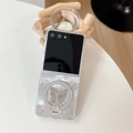 Detalle de funda Galaxy Z Flip con anillo de mariposa plateada y textura de perla - Soporte Magnético de Mariposa con Textura de Papel de Aluminio (Samsung ZFlip7)