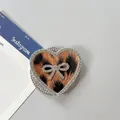 Detalle de soporte de móvil de corazón con estampado de leopardo, diamantes y un lazo - Corazón Lazo Magnético Diamantes-Leopardo Grande / Marrón