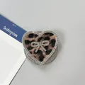 Detalle macro del soporte de corazón para móvil con estampado de leopardo y brillo - Corazón Lazo Magnético Diamantes-Leopardo Pequeño / Marrón