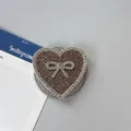 Primer plano del soporte de móvil en forma de corazón con pedrería marrón y lazo - Corazón Lazo Magnético Diamantes-Brillante / Dorado