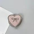 Primer plano detallado del soporte móvil de corazón rosa con lazo de diamantes - Corazón Lazo Magnético Diamantes-Textura Perla / Rosa