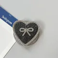 Detalle macro de soporte para móvil de corazón con lazo de diamantes y purpurina - Corazón Lazo Magnético Diamantes-Textura Perla / Gris