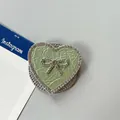 Detalle de soporte para móvil corazón con cuero verde y lazo de diamantes de imitación - Corazón Lazo Magnético Diamantes-Textura Perla / Verde