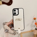 Detalle de funda para iPhone en cuero crema con logo de strass y cadena de estrellas - Perlado Diamante Letra M Cadena Estrella - Blanco / iPhone 17 Pro Max