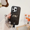 Detalle de funda iPhone de cuero arrugado negro con logo de pedrería y correa de cuentas - Perlado Diamante Letra M Cadena Estrella - Negro / iPhone 17 Pro Max