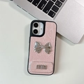 Detalle de funda de cuero rosa con lazo metálico plateado y emblema MIU de decoración - Textura Nacarada Con Agujeros Grandes - Soporte De Espejo A Juego - Mini Lazo - Rosa / iPhone 17 Pro Max